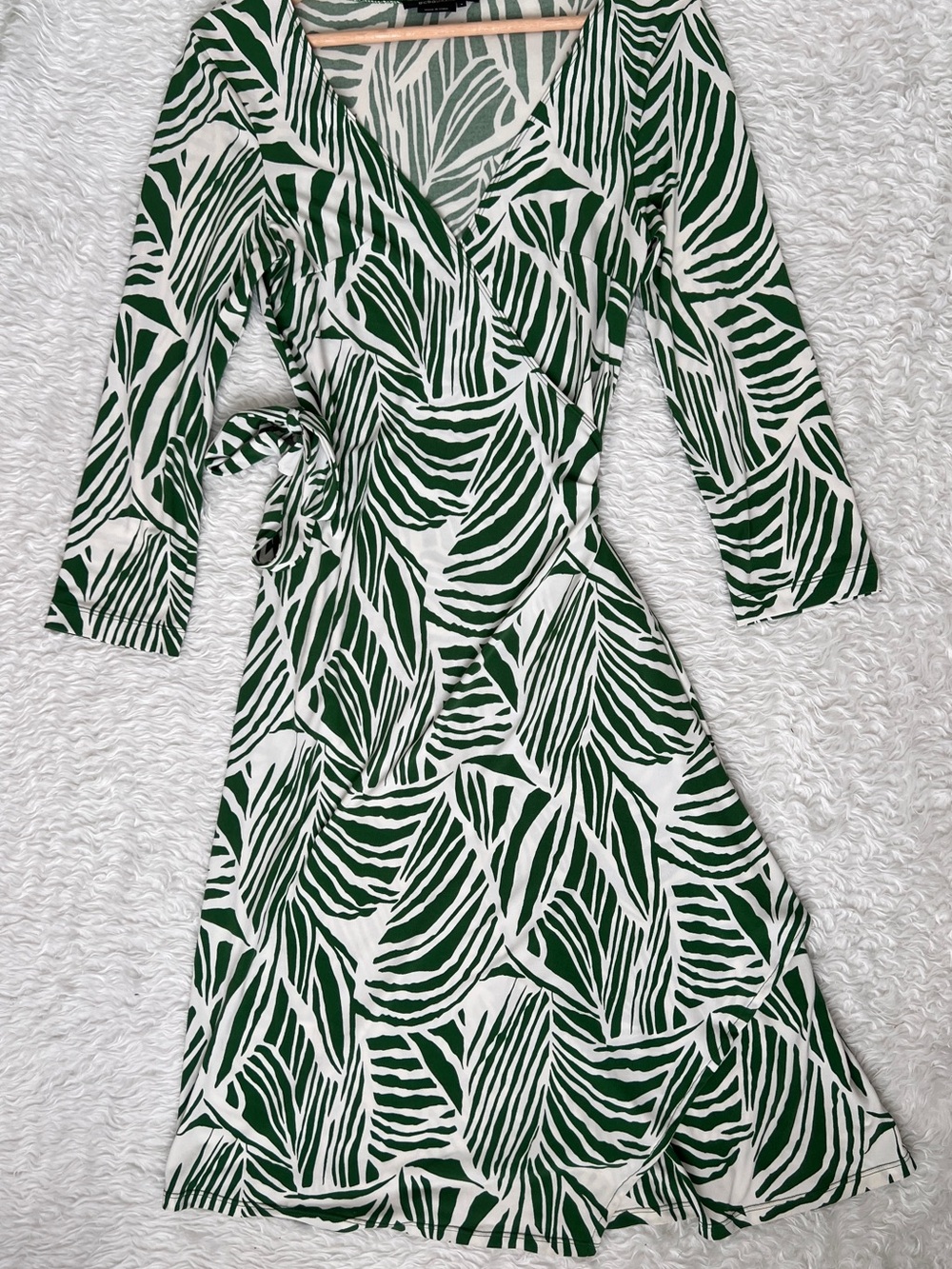 BCBGMaxAzria Green and White Leaf-Print Dress Size Small Pre Owned
